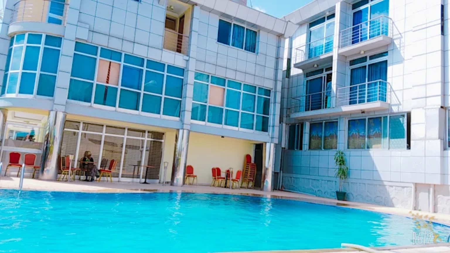 Hadmes Hotel exterior and swimming pool